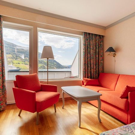 Olden Fjordhotel Exterior photo